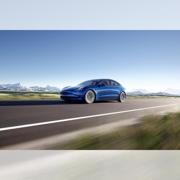 Foto - Tesla Model 3 Rear-Wheel Drive